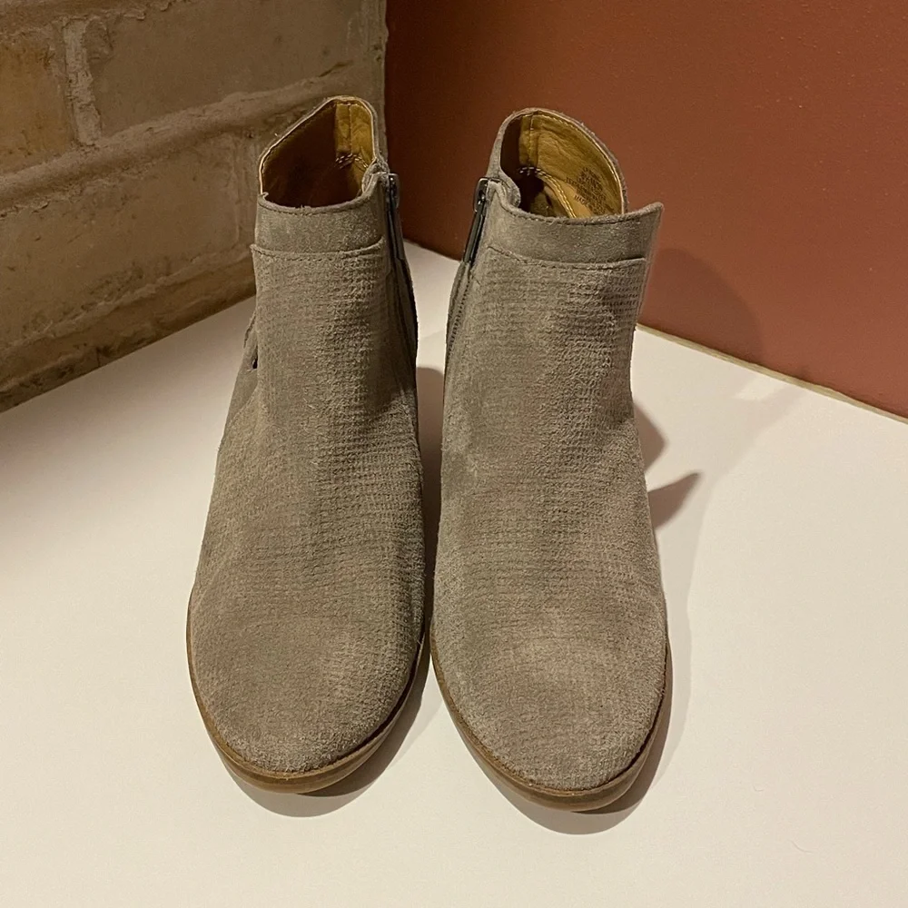 Lucky Brand LP-Ponic Women’s 8.5M taupe grey side zip heeled ankle booties - Picture 2 of 12